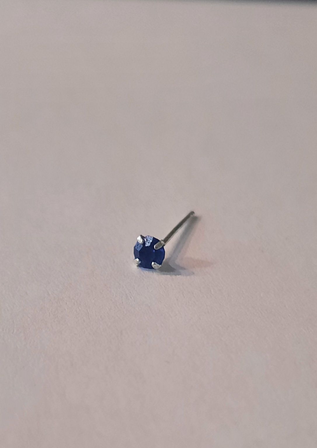 Egyenes szárú orr piercing 1cm hosszú sötét kék 